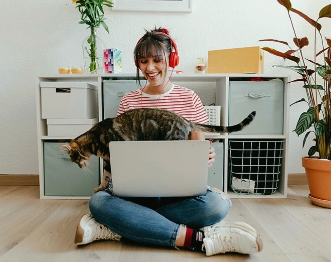 Một phụ nữ đang chơi với mèo cưng của mình