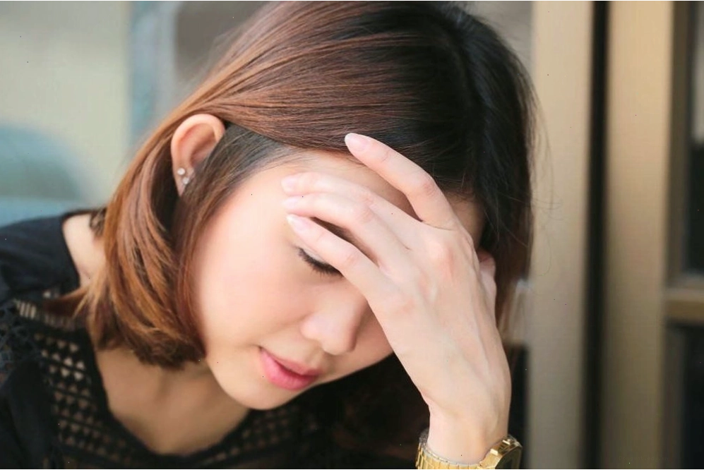 Người mắc bệnh dại có thể bị sốt, mệt mỏi, đau đầu kéo dài, là dấu hiệu của bệnh dại ở người giai đoạn đầu
