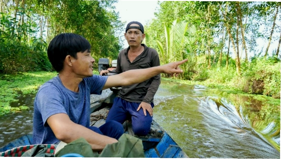 Người thợ săn ong dùng xuồng di chuyển trong rừng để tìm tổ ong vò vẽ