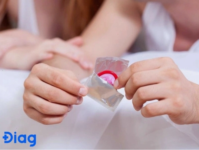 Sử dụng bao cao su là một trong những cách phòng tránh bệnh giang mai hiệu quả