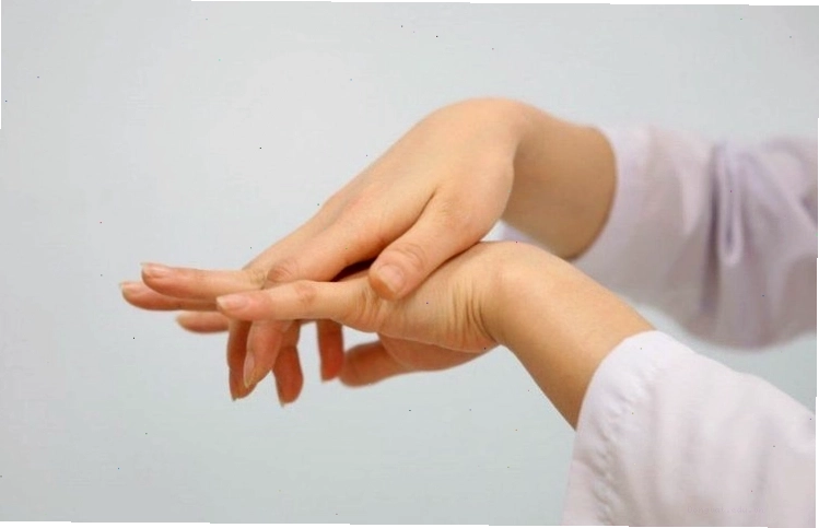 Tê bì chân tay là một trong những dấu hiệu nhận biết sớm tình trạng thiếu vitamin B12