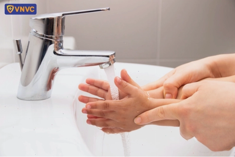 Thường xuyên rửa tay bằng xà phòng để phòng ngừa bệnh tay chân miệng