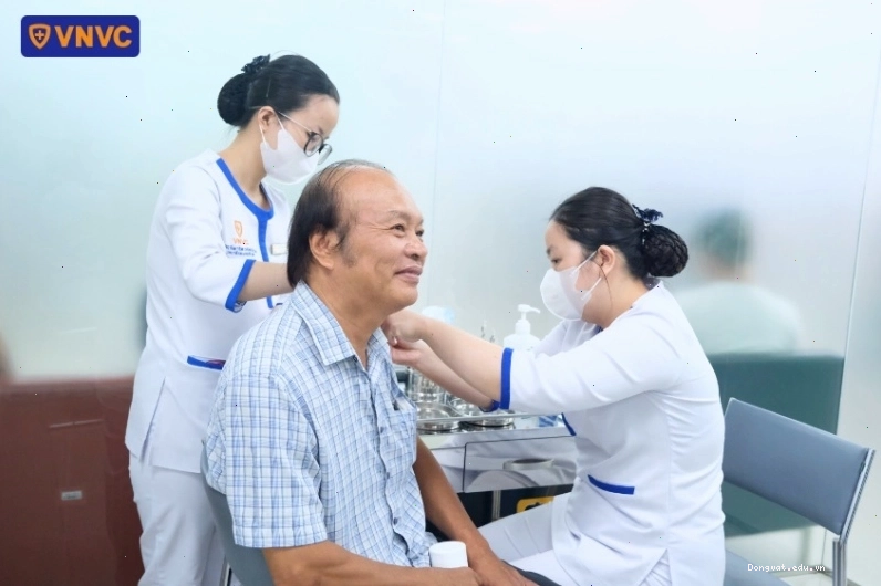 Tiêm vaccine cúm cho người già