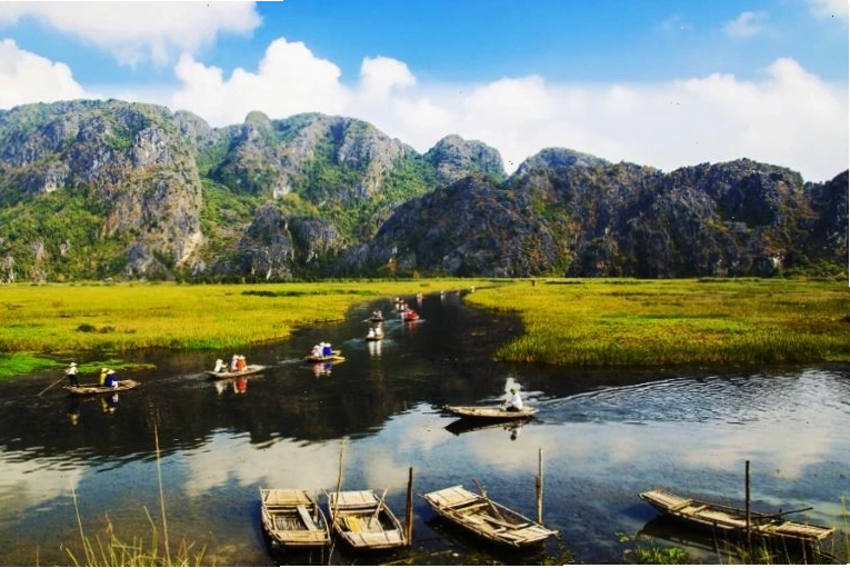 Toàn cảnh Đầm Vân Long Ninh Bình với non nước hữu tình