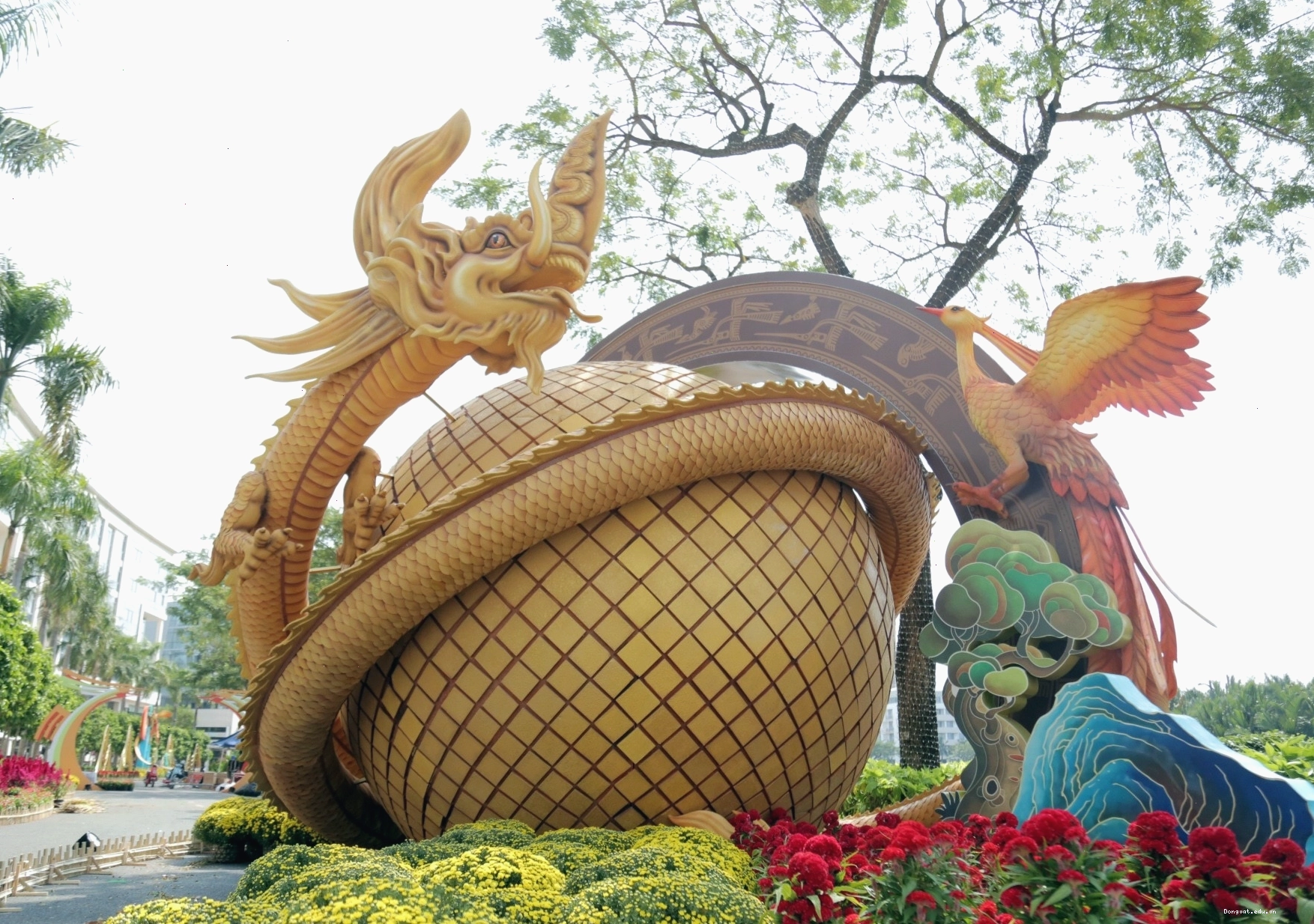 Trái cây tươi là một phần quan trọng trong khẩu phần ăn của chim hỏa tiễn