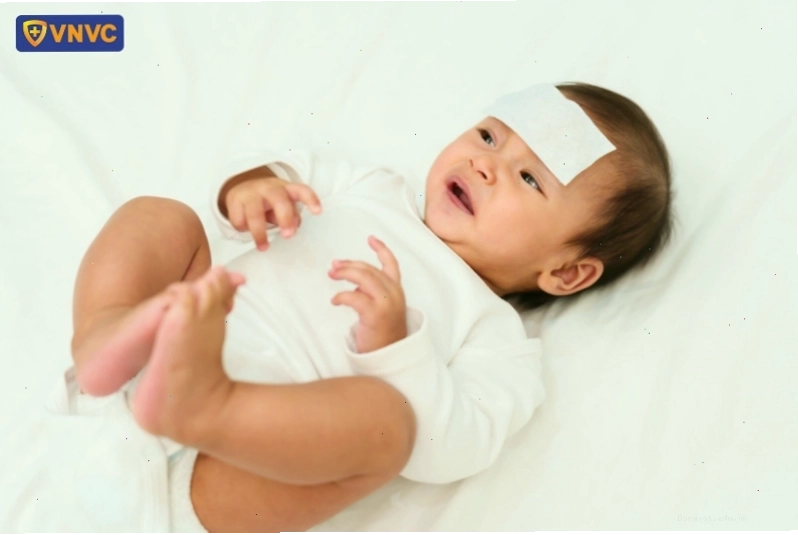 Trẻ sơ sinh có dấu hiệu sốt và mệt mỏi trong giai đoạn khởi phát bệnh tay chân miệng