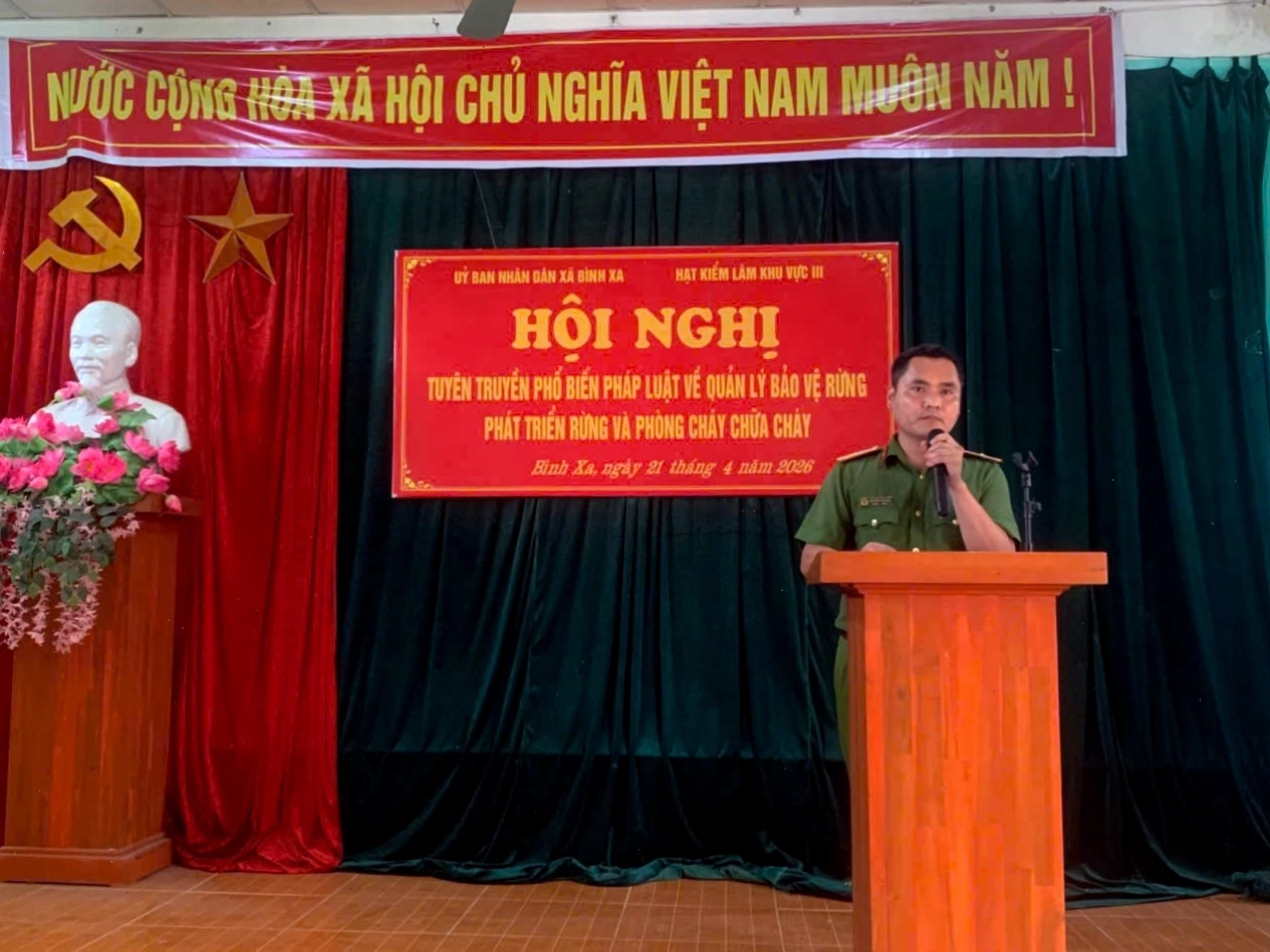 Tuyên truyền cách phòng chống cháy rừng mùa khô cho người dân địa phương