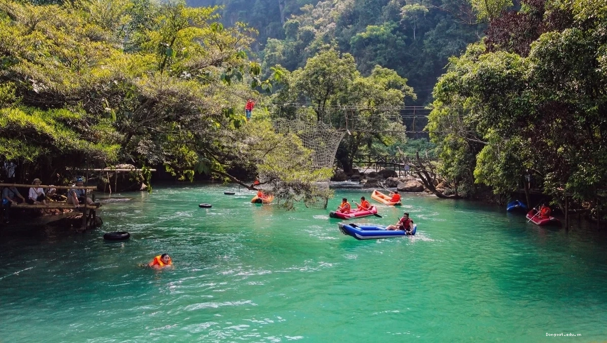 Cửa hang khi khám phá hang Sơn Đoòng Quảng Bình